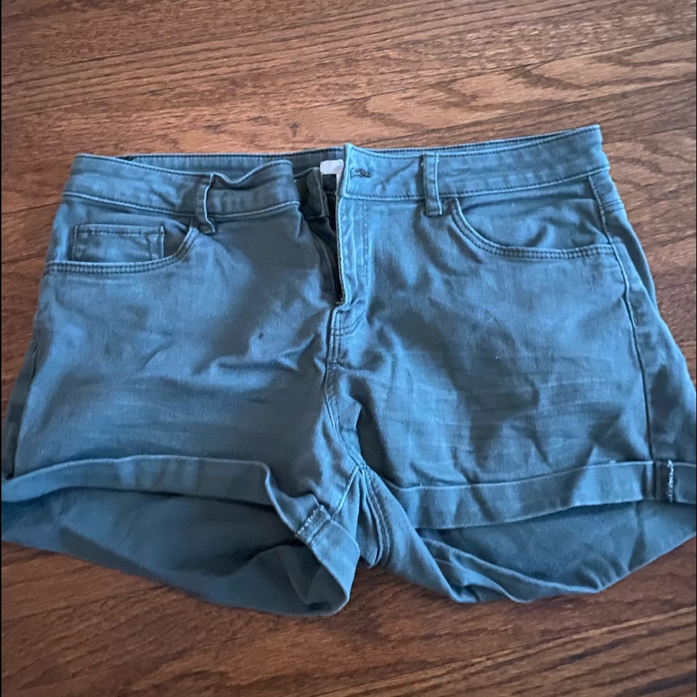 Green H&M Classic Shorts Mid-Rise (Size 8)